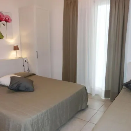 Διαμέρισμα Luminous Flat With Attic With Pool