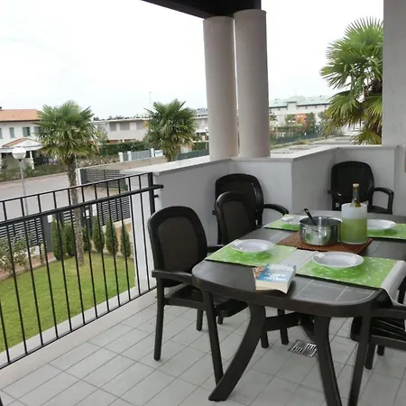 Διαμέρισμα Luminous Flat With Attic With Pool