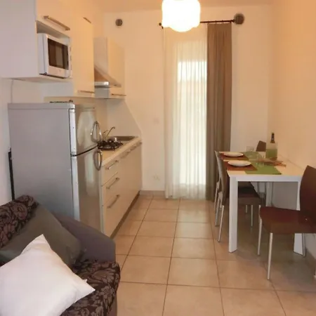 Διαμέρισμα Luminous Flat With Attic With Pool