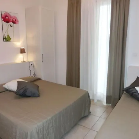 Διαμέρισμα Luminous Flat With Attic With Pool *