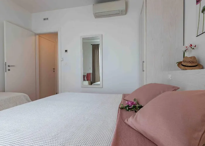 Luminous Flat With Attic With Pool *