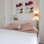 Luminous Flat With Attic With Pool דירה