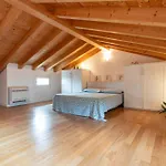 Luminous Flat With Attic With Pool דירה ביביונה