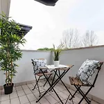 Luminous Flat With Attic With Pool דירה *