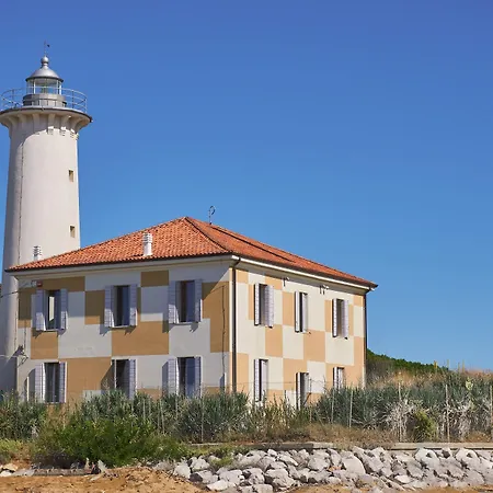 アパート Luminous Flat With Attic With Pool ビビオーネ