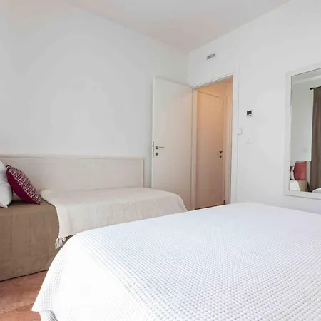 Apartamento Luminous Flat With Attic With Pool