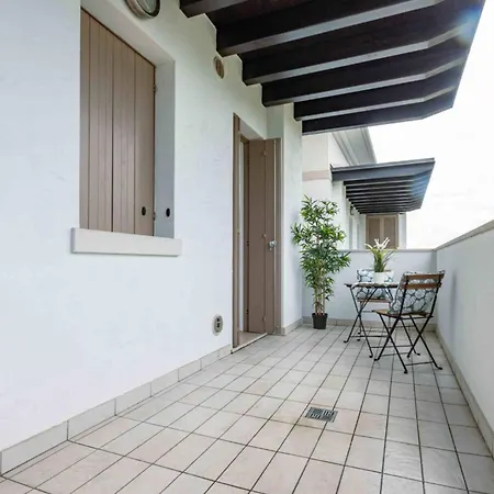 Luminous Flat With Attic With Pool Διαμέρισμα *