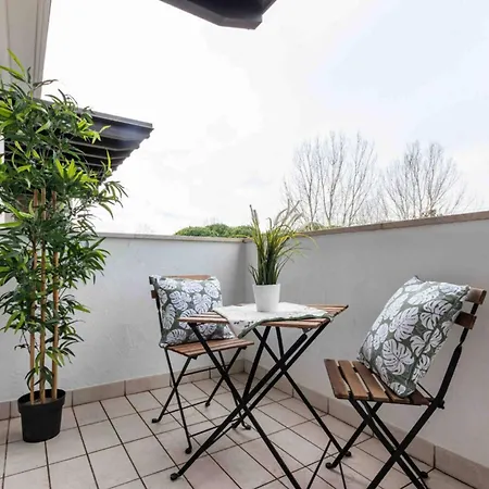 Luminous Flat With Attic With Pool Διαμέρισμα *