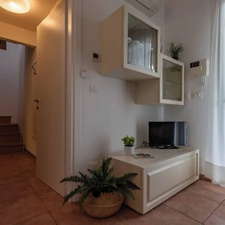 Luminous Flat With Pool Apartament