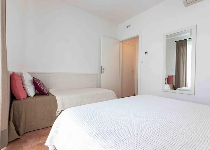 Apartamento Luminous Flat With Attic With Pool