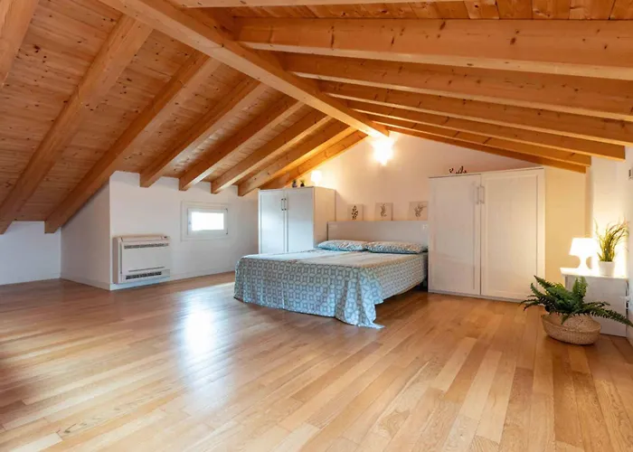 Luminous Flat With Attic With Pool 아파트 비비오네